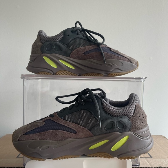 2018
Yeezy Boost 700 'Mauve' - Picture 2 of 2